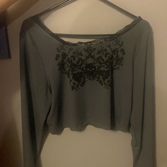 grey/black cropped long sleeve top with scull designs. brand: shein. size: xl - Picture 2 of 3